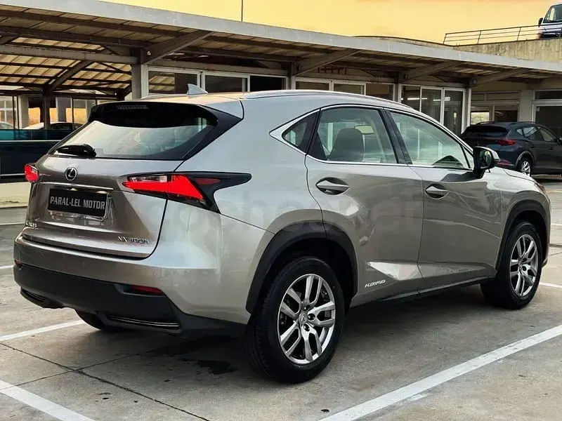 Usado Lexus NX300h Executive Line 197 CV (144 kW) 2015 Gris / plata SUV