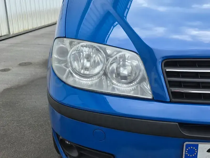 Usado Fiat Punto Active 70 CV (51 kW) 2005 Azul Utilitario