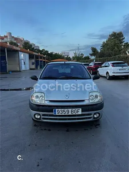 Usado Renault Clio 60 CV (44 kW) 2001 Gris / plata Berlina