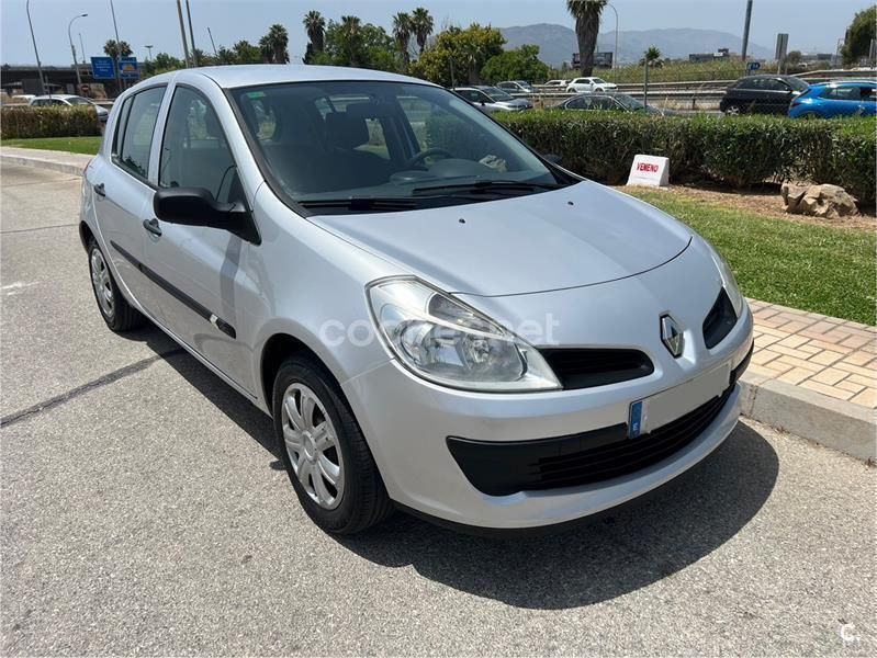 Gris / plata Usado 2006 Renault Clio II Authentique Berlina | 4490 € (Un poco caro) - Imagen 1/4