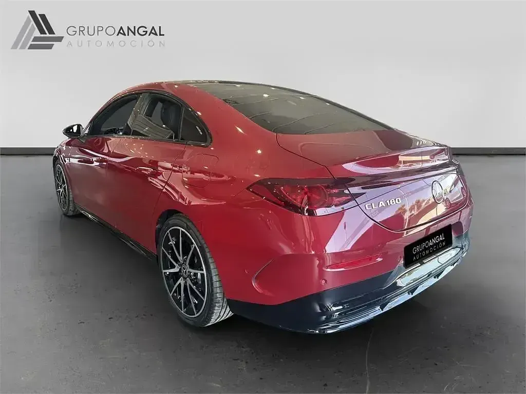 Nuevo Mercedes CLA180 136 CV (100 kW) 2026 Rojo Berlina