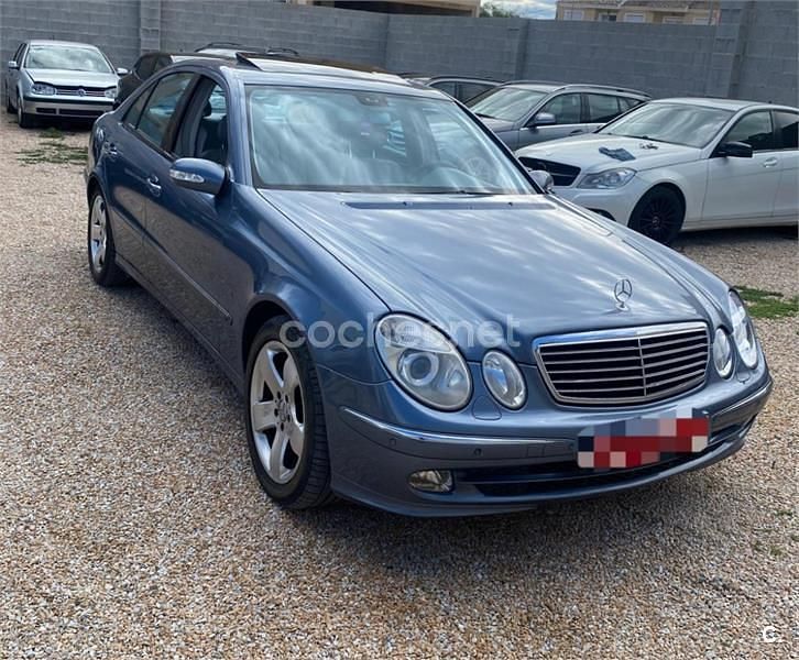 Usado Mercedes E220 Classic 143 CV (105 kW) 2003 Azul Berlina