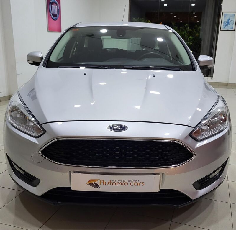 Usado Ford Focus Trend+ 125 CV (91 kW) 2018 Plateado Berlina