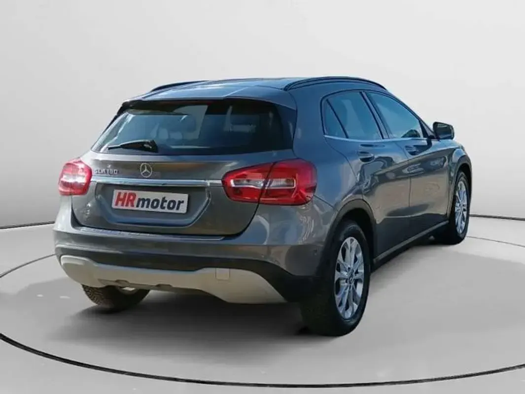 Usado Mercedes GLA180 122 CV (89 kW) 2017 Gris SUV