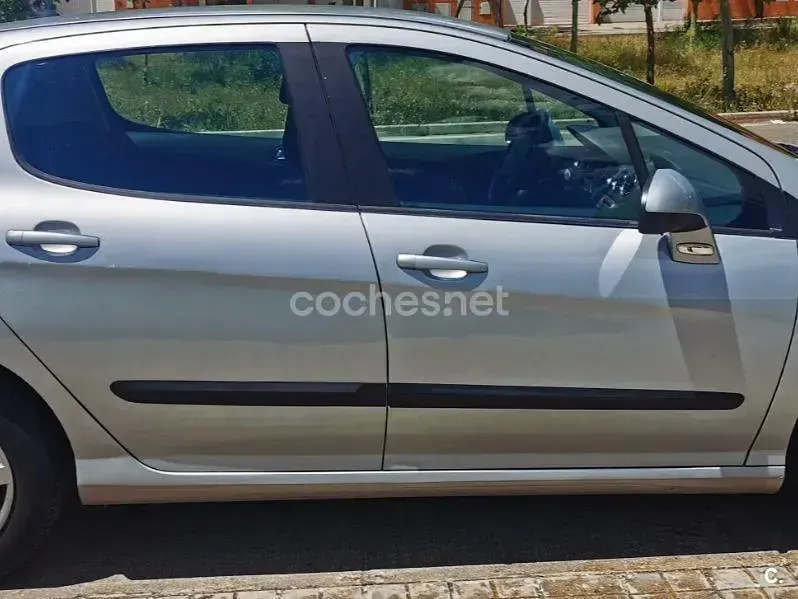 Usado Peugeot 308 90 CV (66 kW) 2008 Gris / plata Berlina