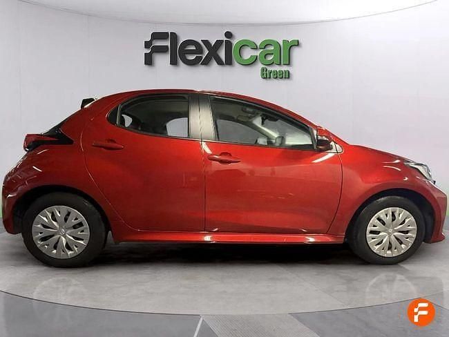 Usado Toyota Yaris Hybrid Active 116 CV (85 kW) 2023 Rojo Berlina