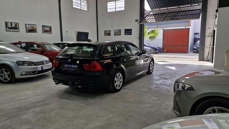 Usado BMW 318 143 CV (105 kW) 2011 Negro Familiar