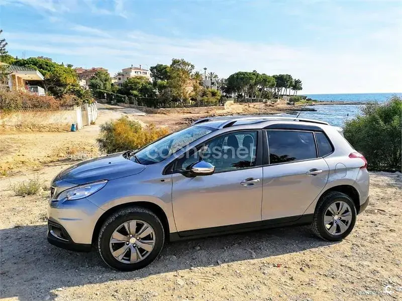 Usado Peugeot 2008 Active 100 CV (73 kW) 2017 Gris / plata SUV