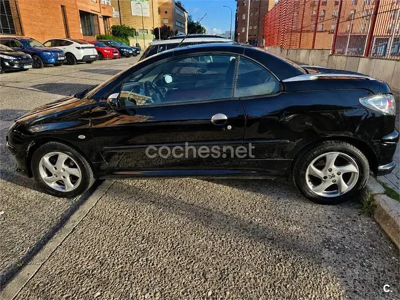 Usado Peugeot 206 110 CV (80 kW) 2002 Negro Descapotable