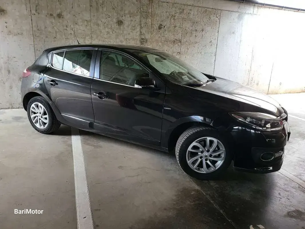 Usado Renault Mégane LIMITED 116 CV (85 kW) 2015 Negro Utilitario