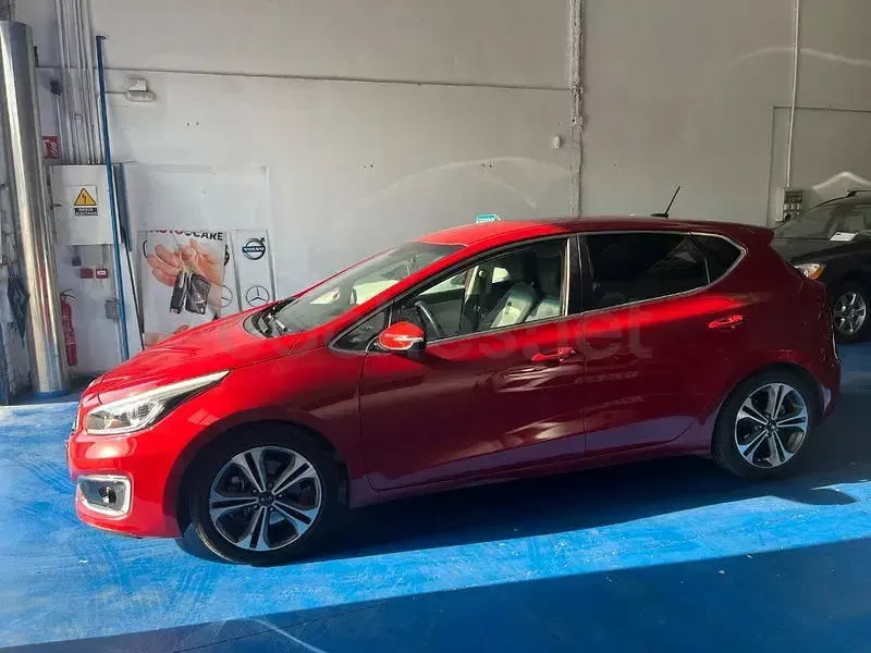 Usado Kia Ceed 120 CV (88 kW) 2016 Granate Utilitario
