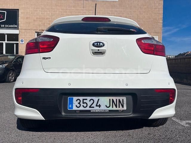 Usado Kia Rio 75 CV (55 kW) 2016 Blanco Berlina
