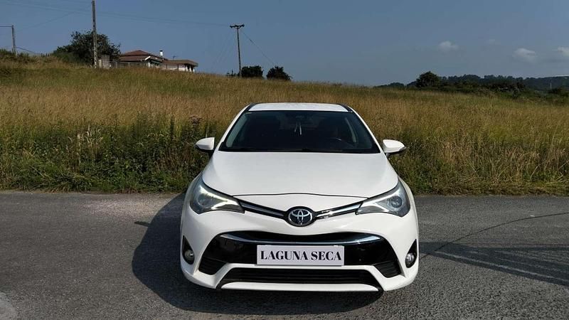 Usado Toyota Avensis Advance 143 CV (105 kW) 2016 Blanco Familiar
