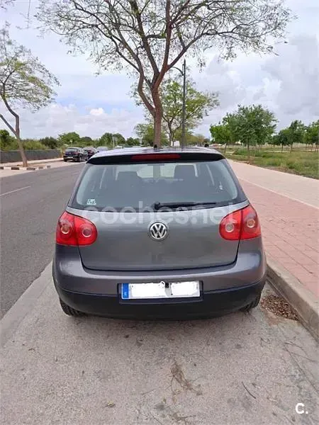 Usado VW Golf IV Highline 105 CV (77 kW) 2005 Gris / plata Berlina