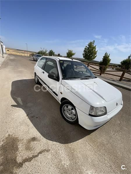 Usado Renault Clio 80 CV (58 kW) 1995 Blanco Berlina