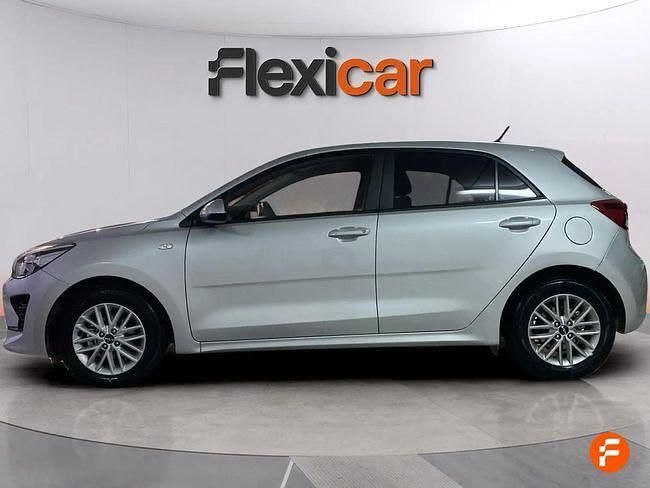 Usado Kia Rio 84 CV (61 kW) 2022 Gris / plata Berlina