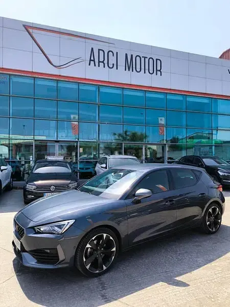 Usado Cupra Leon 150 CV (110 kW) 2023 Gris / plata Berlina