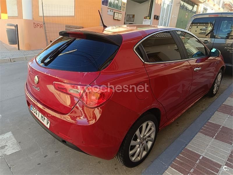Usado Alfa Romeo Giulietta Distinctive 105 CV (77 kW) 2011 Granate Utilitario