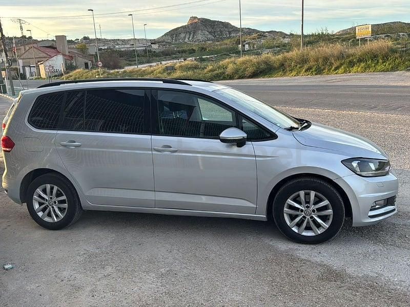 Usado VW Touran Advance 115 CV (84 kW) 2016 Gris / plata Monovolumen