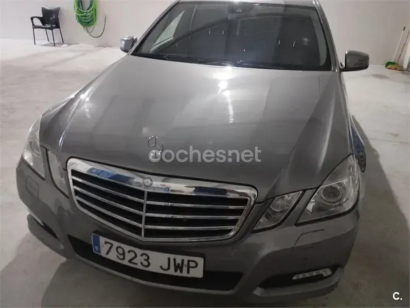 Usado Mercedes E200 Avantgarde 136 CV (100 kW) 2009 Gris / plata Berlina