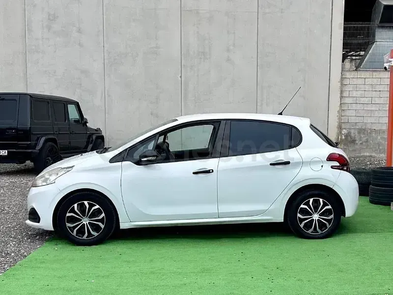 Usado Peugeot 208 Allure 82 CV (60 kW) 2017 Blanco Utilitario