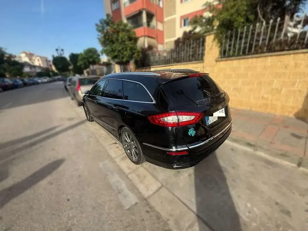 Usado Ford Mondeo Vignale 241 CV (177 kW) 2015 Negro Familiar