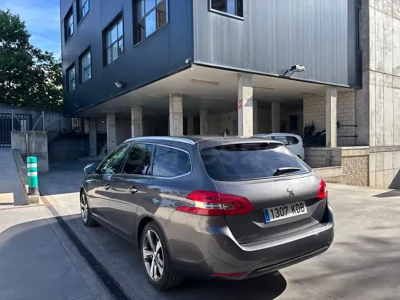 Usado Peugeot 308 SW Active 120 CV (88 kW) 2017 Gris / plata Familiar