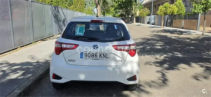 Usado Toyota Yaris Hybrid Active 100 CV (73 kW) 2018 Blanco Berlina