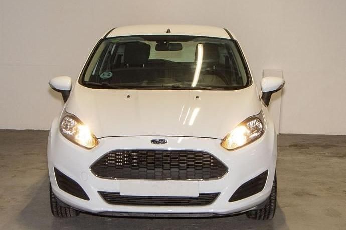 Usado Ford Fiesta Trend 75 CV (55 kW) 2017 Blanco Utilitario