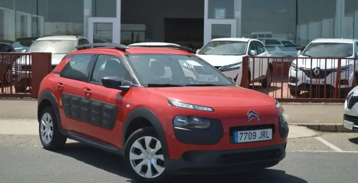 Käytetty Citroën C4 Cactus Feel 82 HP (60 kW) 2016 Punainen Viistoperä