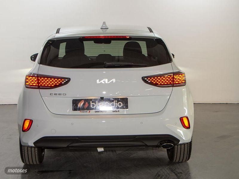 Usado Kia Ceed Style 120 CV (88 kW) 2023 Blanco Utilitario
