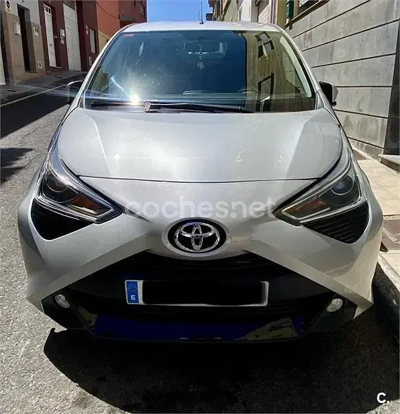 Usado Toyota Aygo X-play 69 CV (50 kW) 2019 Gris / plata Utilitario