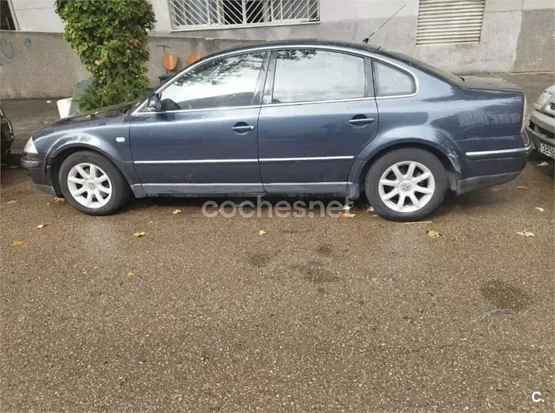 Usado VW Passat Edition 130 CV (95 kW) 2004 Azul Berlina