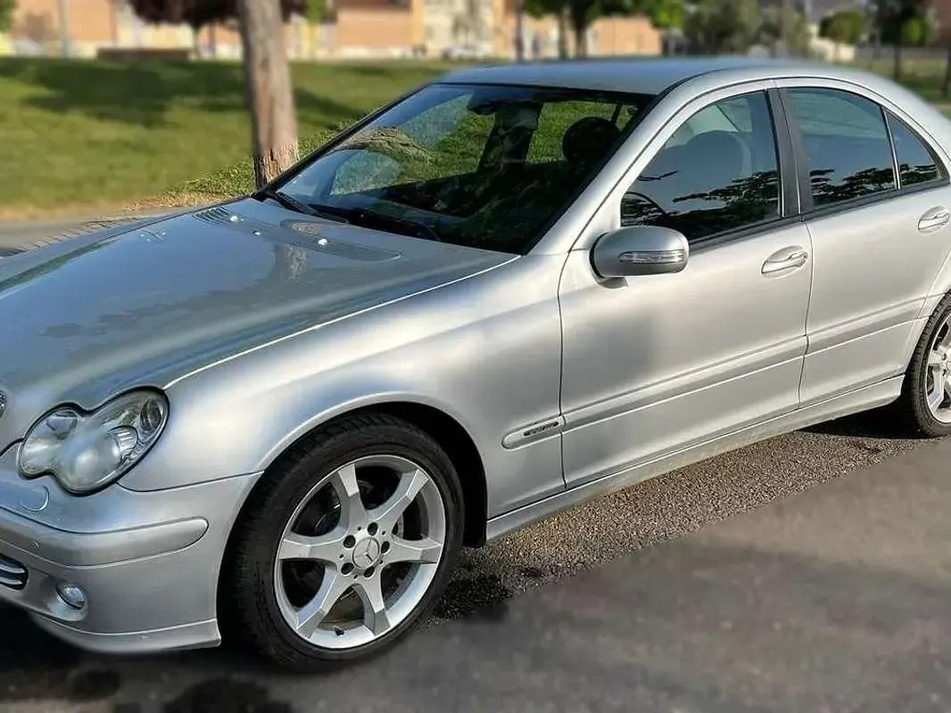 Usado Mercedes C180 Sport Edition 143 CV (105 kW) 2006 Gris Berlina