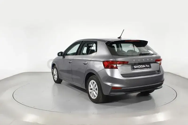 Usado Skoda Fabia Ambition 95 CV (69 kW) 2023 Gris / plata Utilitario