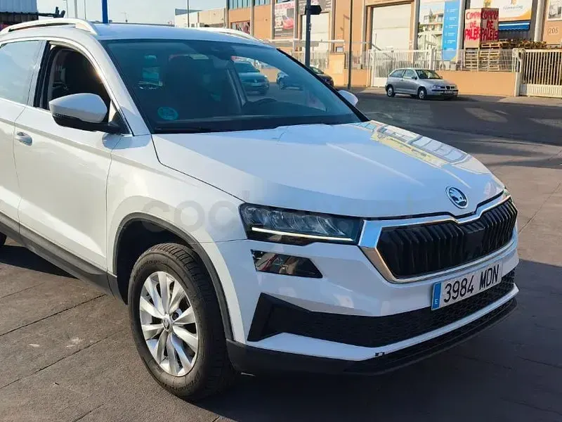 Usado Skoda Karoq Ambition 150 CV (110 kW) 2023 Blanco SUV