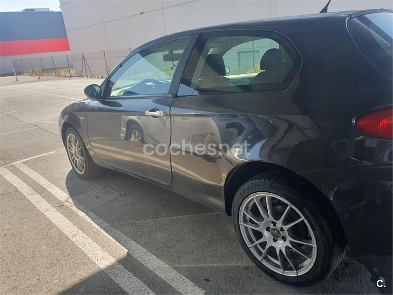 Negro Usado 2005 Alfa Romeo 147 Distinctive Utilitario | 1250 € (Precio justo) - Imagen 1/4