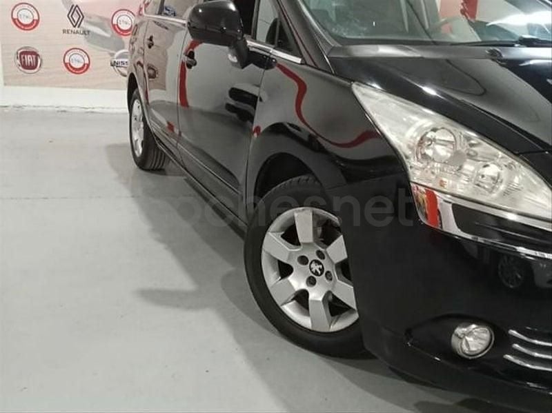 Usado Peugeot 5008 Active 115 CV (84 kW) 2013 Negro Monovolumen