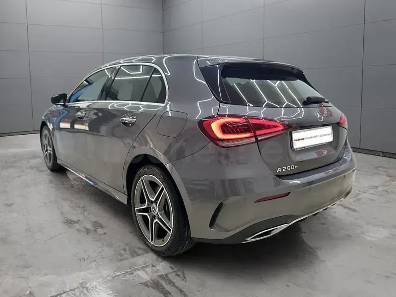 Usado Mercedes A250 218 CV (160 kW) 2022 Gris / plata Berlina