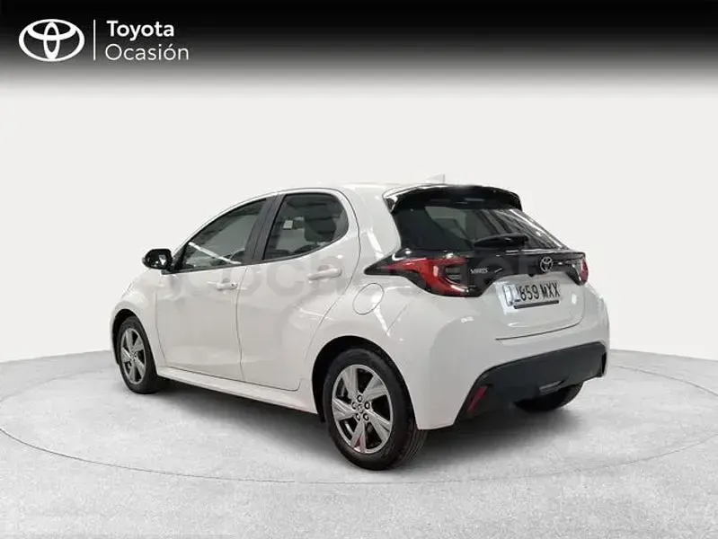 Usado Toyota Yaris Hybrid Active 116 CV (85 kW) 2025 Blanco Berlina