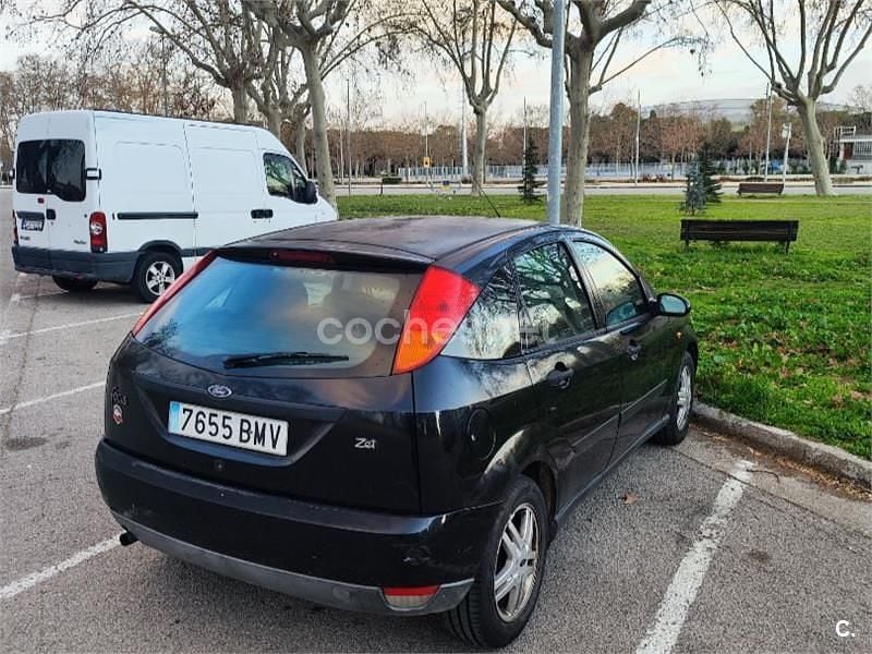 Usado Ford Focus Trend 100 CV (73 kW) 2001 Negro Berlina