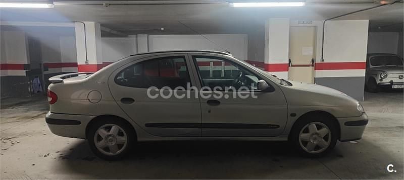 Gris / plata Usado 2000 Renault Mégane Berlina | 2500 € (Un poco caro) - Imagen 1/4