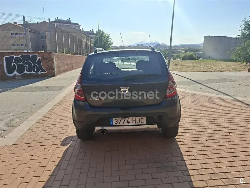 Usado Dacia Sandero Stepway 85 CV (62 kW) 2012 Gris / plata Berlina