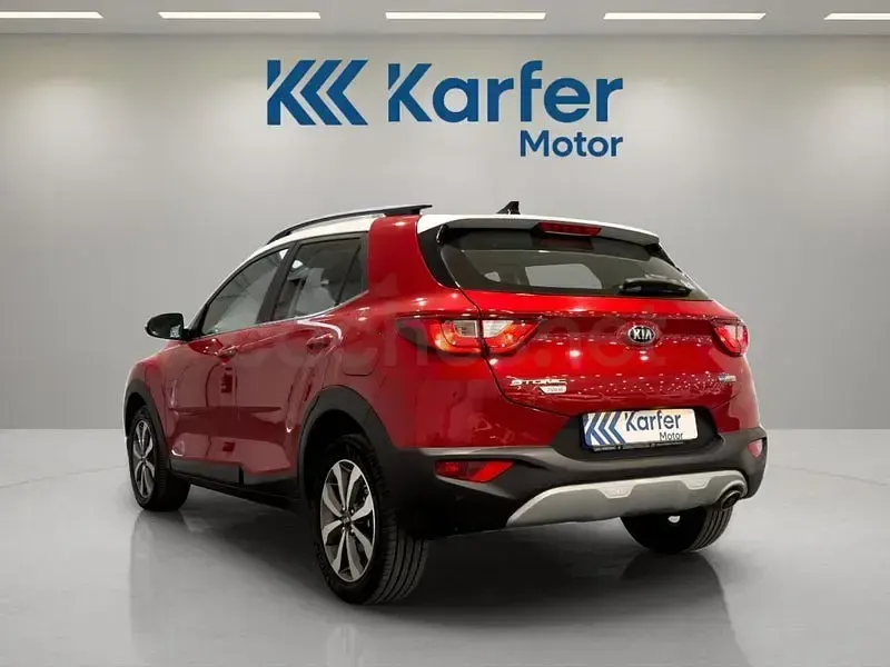Usado Kia Stonic 120 CV (88 kW) 2022 Rojo SUV