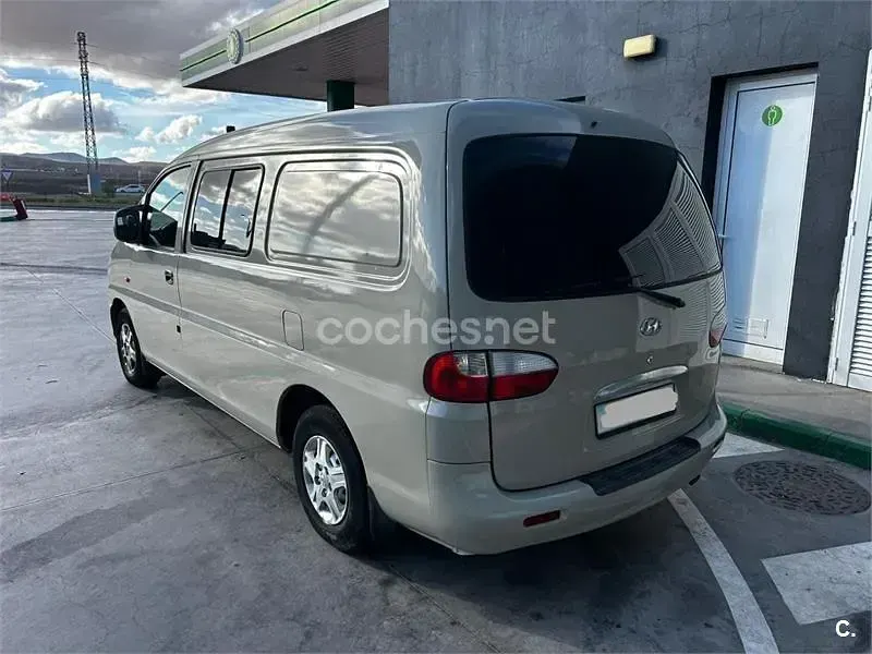 Usado Hyundai H-1 100 CV (73 kW) 2001 Beige Monovolumen