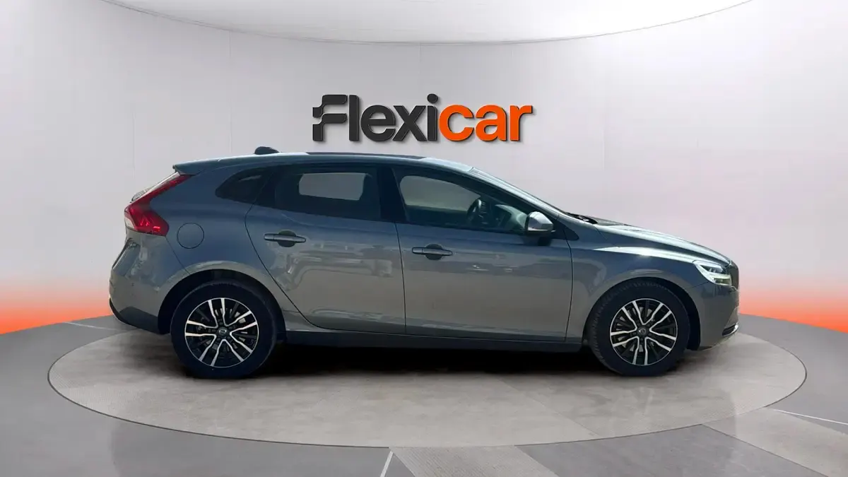 Usado Volvo V40 120 CV (88 kW) 2019 Gris Berlina