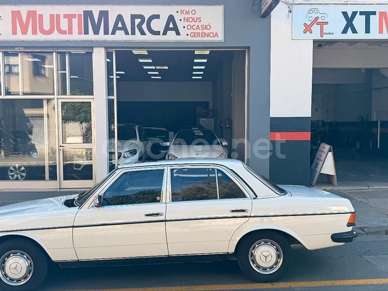 Usado Mercedes 200 75 CV (55 kW) 1983 Blanco Berlina