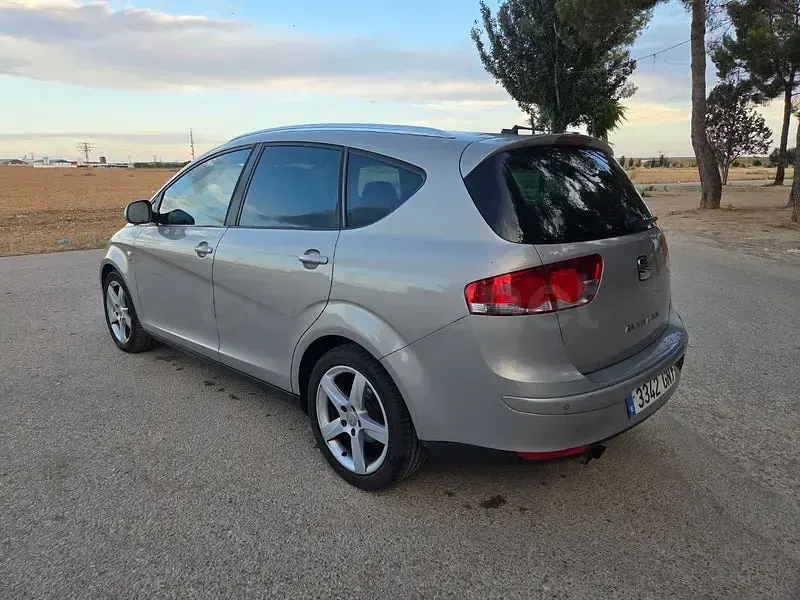 Usado Seat Altea XL Style 160 CV (117 kW) 2010 Gris / plata Monovolumen