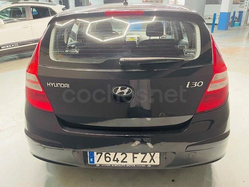 Usado Hyundai i30 Classic 109 CV (80 kW) 2008 Negro Berlina