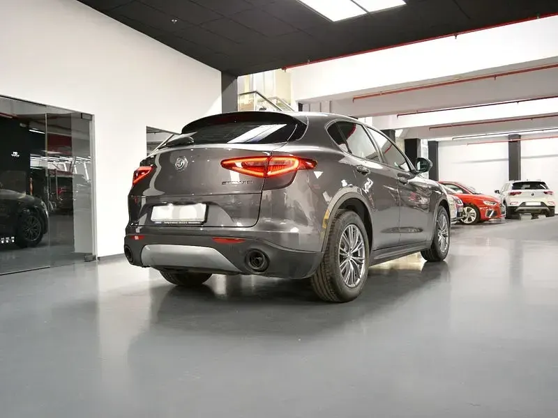Usado Alfa Romeo Stelvio Super 160 CV (117 kW) 2022 Gris SUV